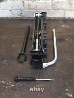 VW T6 Transporter/Caravelle/Multivan tool kit. Jack & Handle. O E