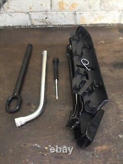 VW T6 Transporter/Caravelle/Multivan tool kit. Jack & Handle. O E